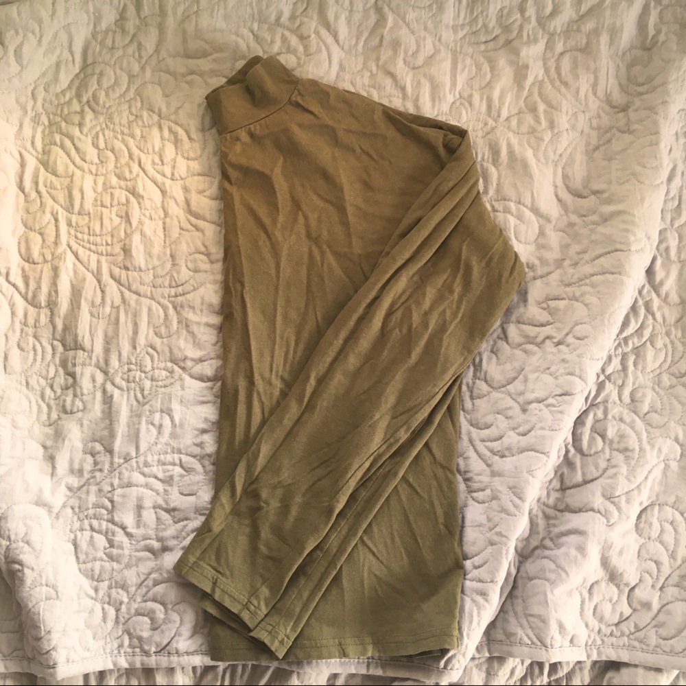 EVERLANE 🌾 mock neck olive tee